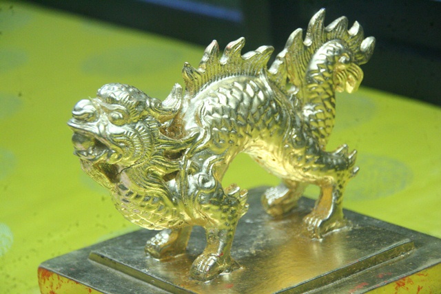 Triển l&atilde;m 11 ấn rồng v&agrave;ng tinh xảo triều Nguyễn 